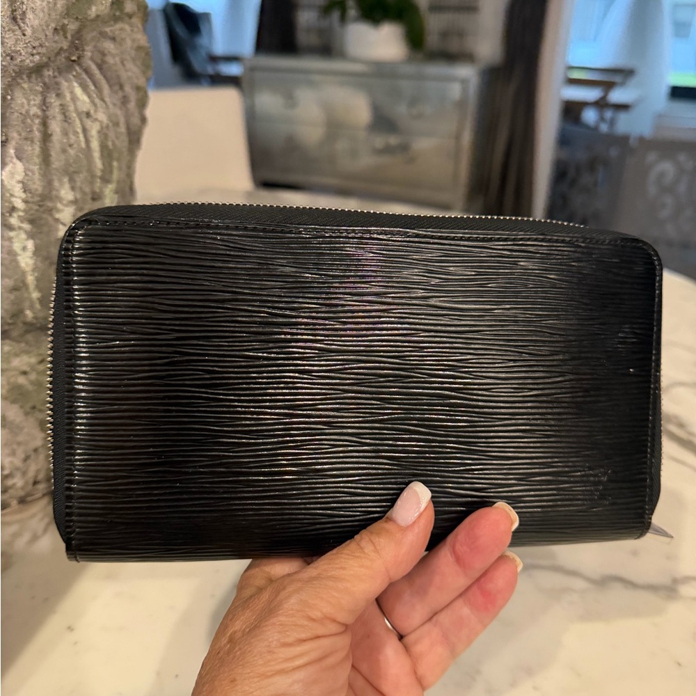 TITLE:
Louis Vuitton Vintage Black Leather Zippy Wallet – Classic & Elegant